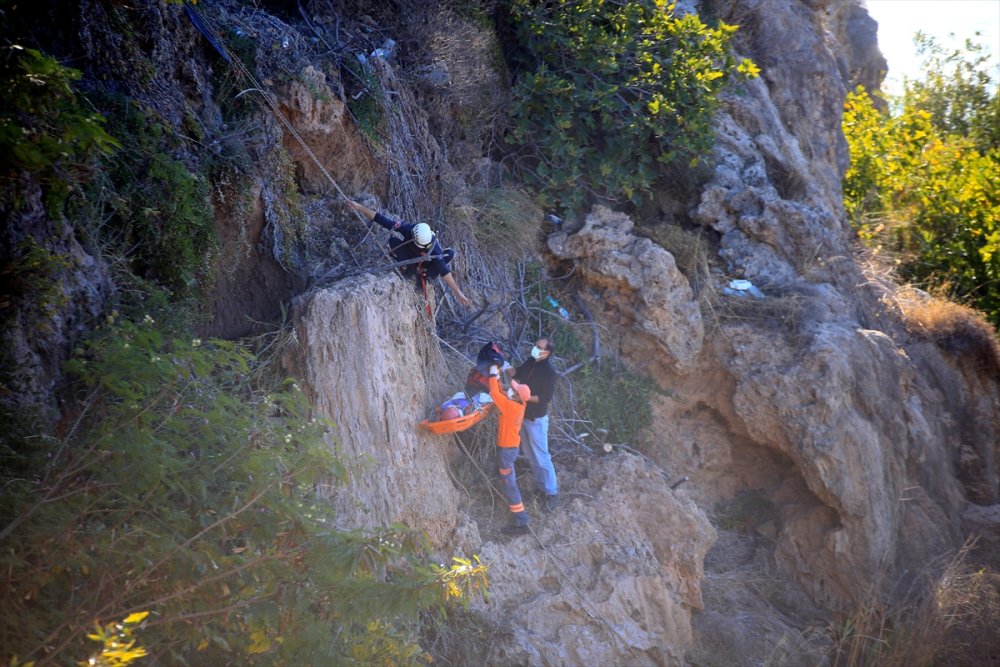 Çaresiz Kadına Montu İle Destek Oldu