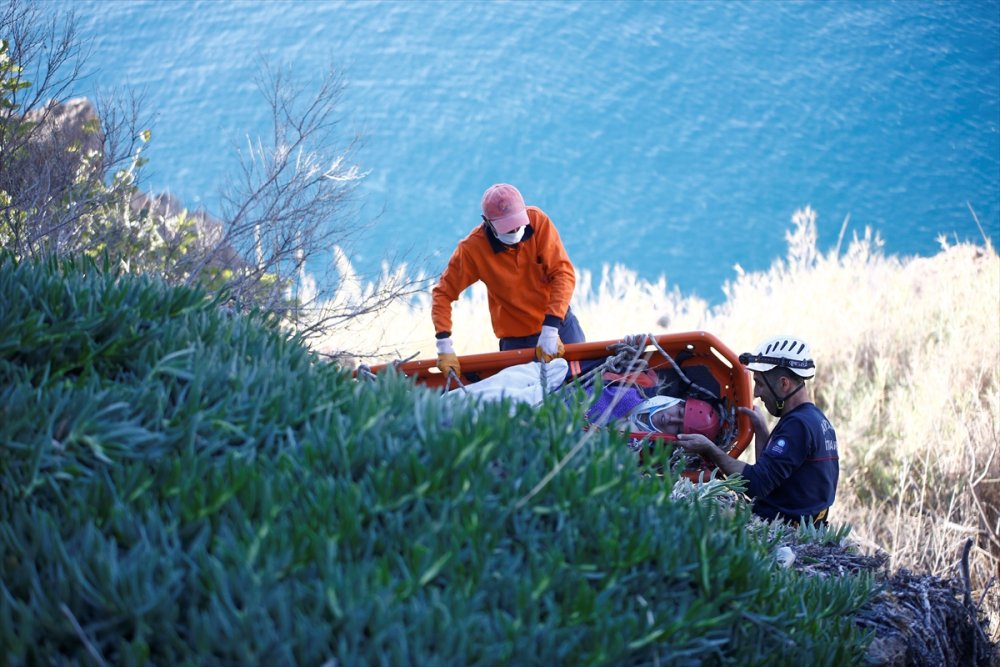 Çaresiz Kadına Montu İle Destek Oldu