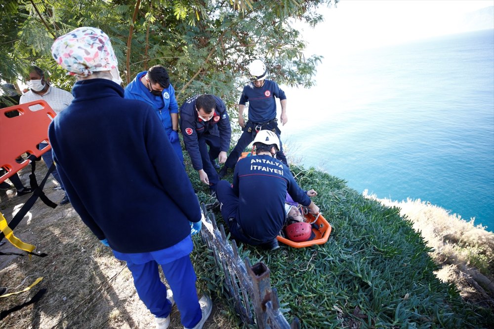 Çaresiz Kadına Montu İle Destek Oldu