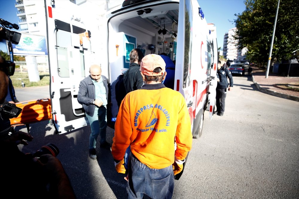 Çaresiz Kadına Montu İle Destek Oldu