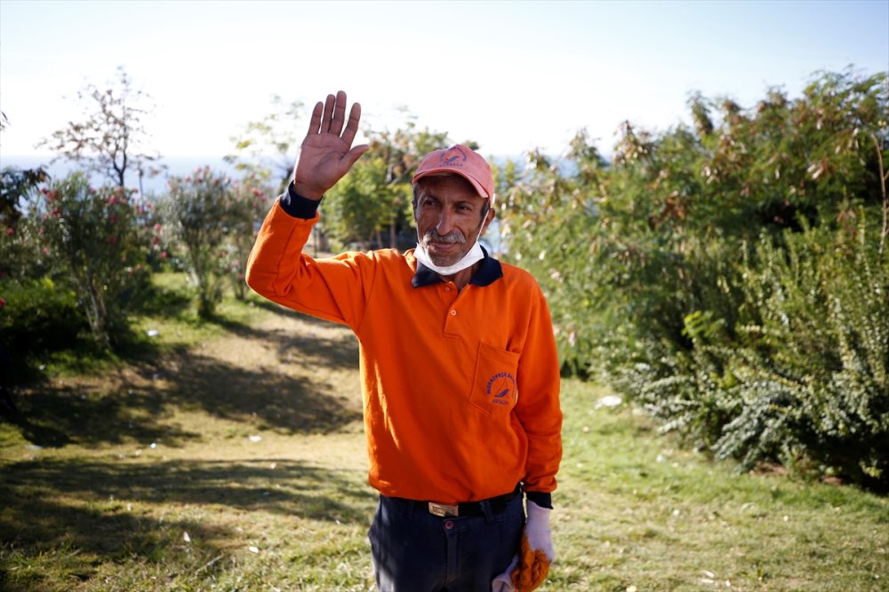 Çaresiz Kadına Montu İle Destek Oldu