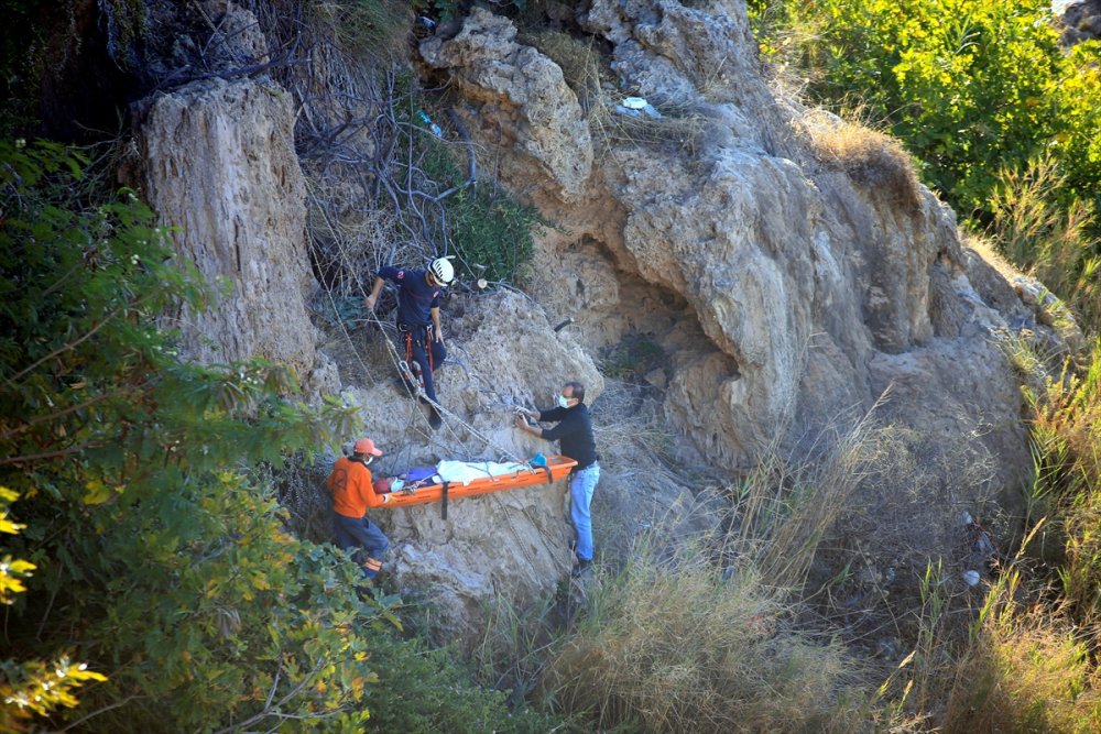 Çaresiz Kadına Montu İle Destek Oldu
