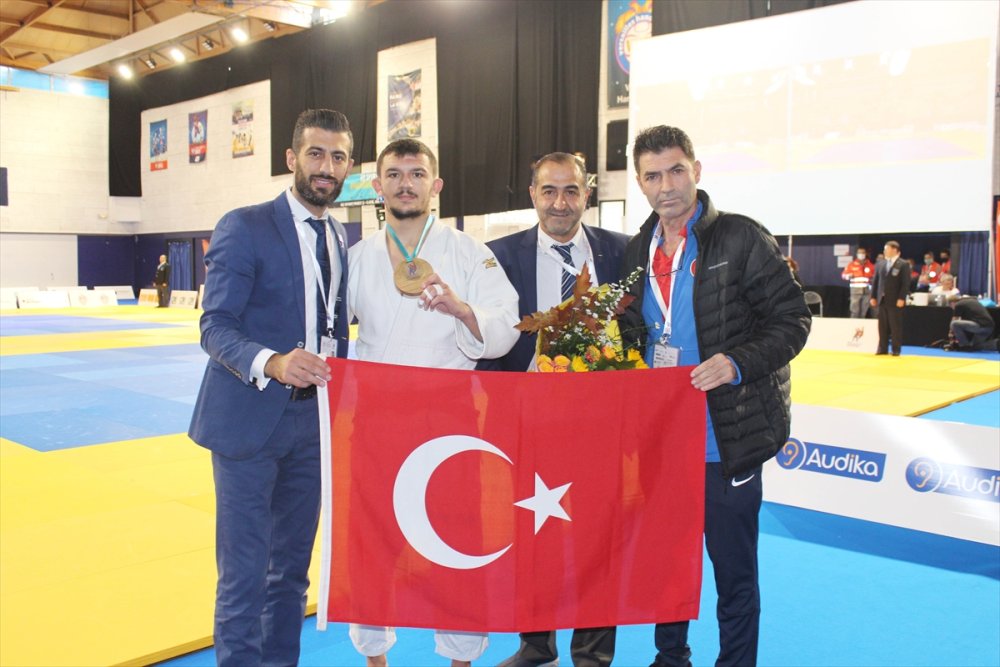 İşitme Kaybı Yaşadı Ama Hayallerini Kaybetmedi