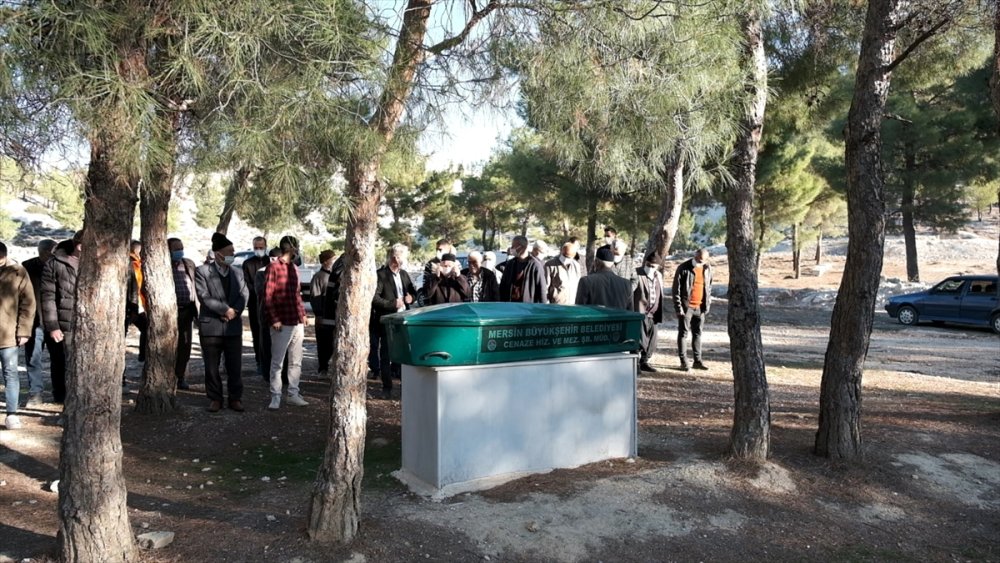 Mut'lu Aile Aradıkları Evlatlarını Kimsesizler Mezarlığında Buldu