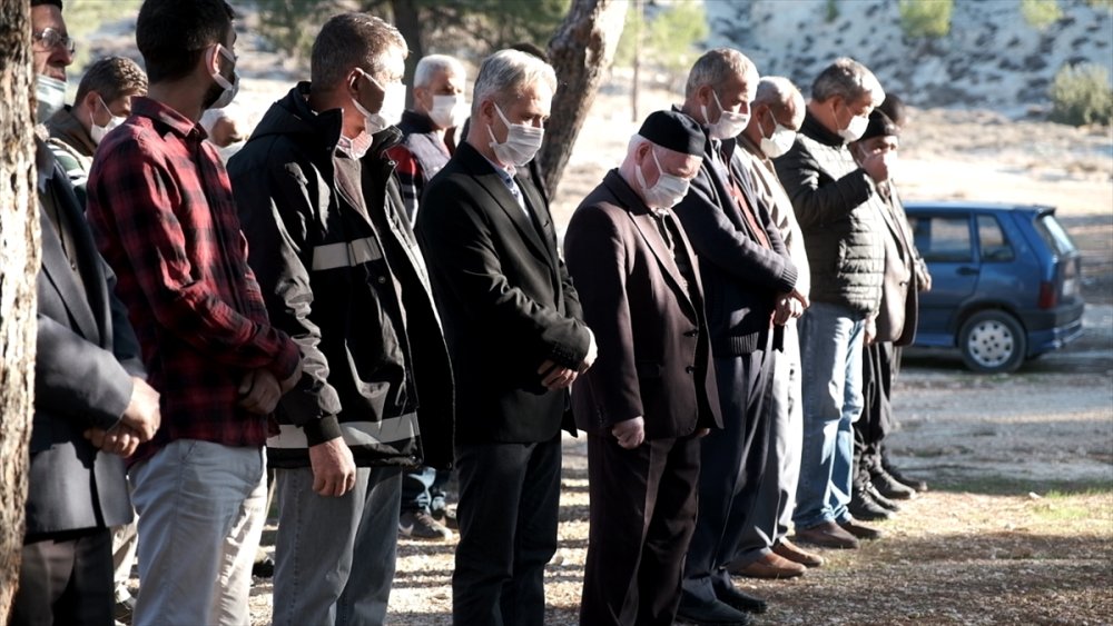 Mut'lu Aile Aradıkları Evlatlarını Kimsesizler Mezarlığında Buldu