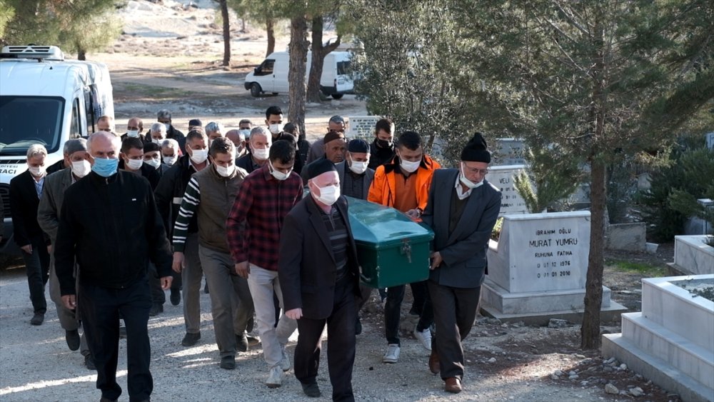 Mut'lu Aile Aradıkları Evlatlarını Kimsesizler Mezarlığında Buldu