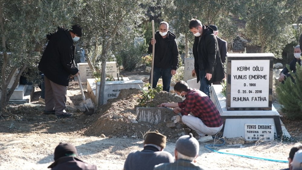 Mut'lu Aile Aradıkları Evlatlarını Kimsesizler Mezarlığında Buldu