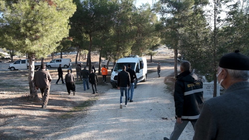 Mut'lu Aile Aradıkları Evlatlarını Kimsesizler Mezarlığında Buldu