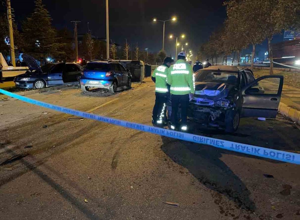 Aksaray'da 6 Otomobil Birbirine Girdi