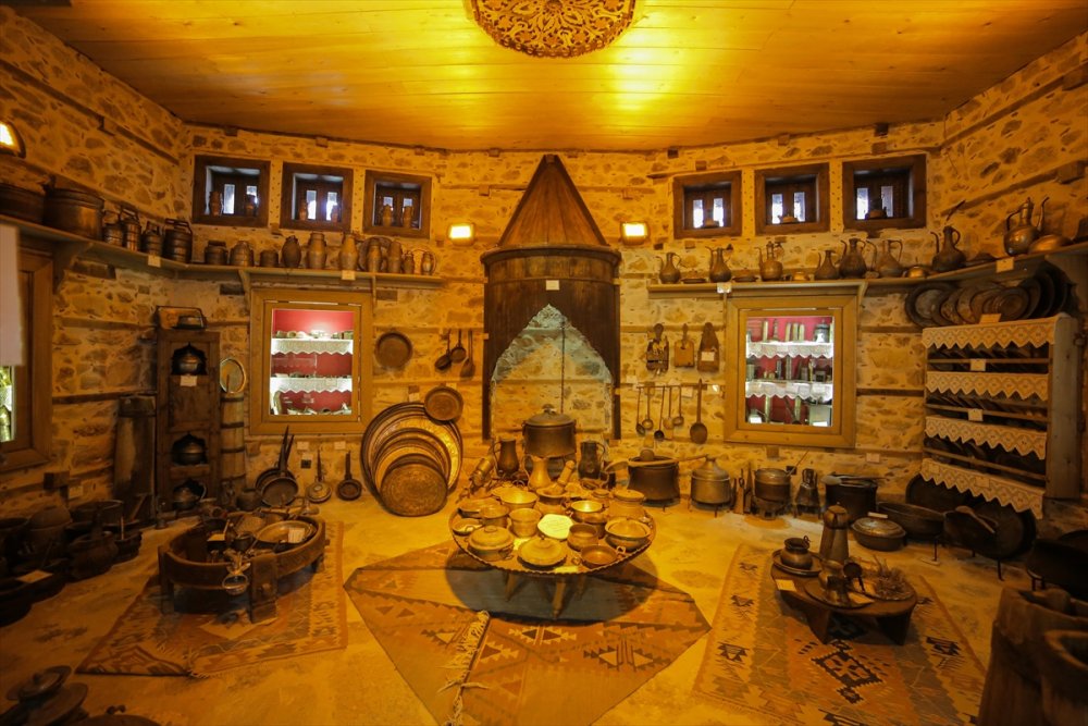 Akseki İlçesindeki Tarihi Evler Turistlerin İlgisini Çekiyor