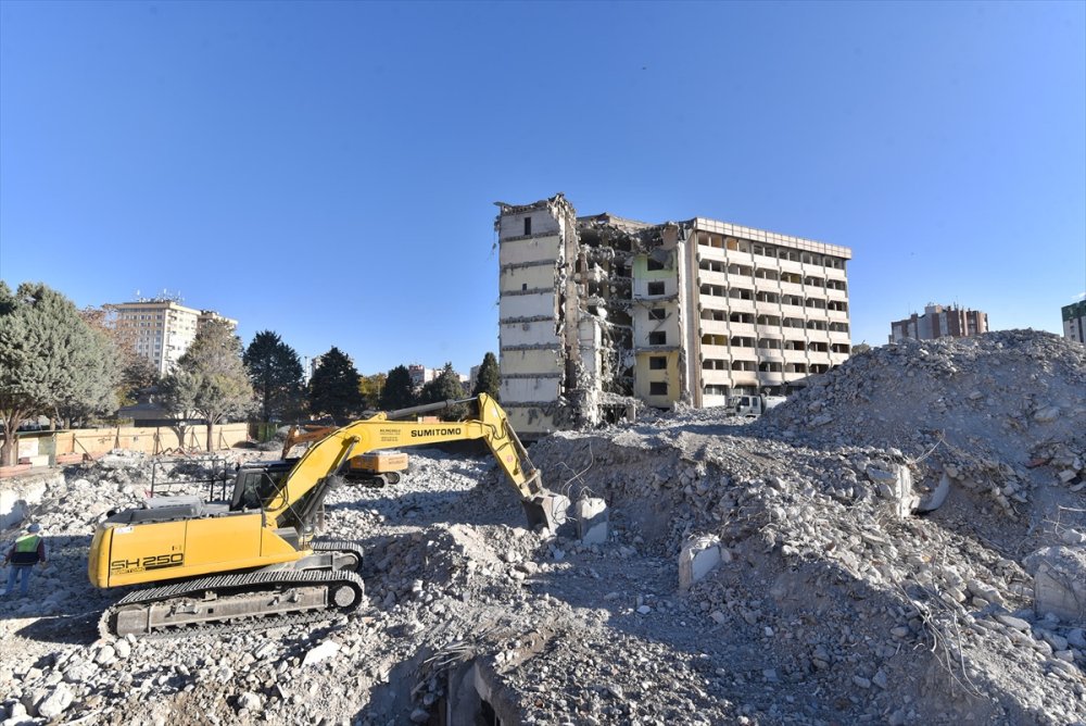 Konya'da Eski Belediye Binasında Yıkım Çalışmaları