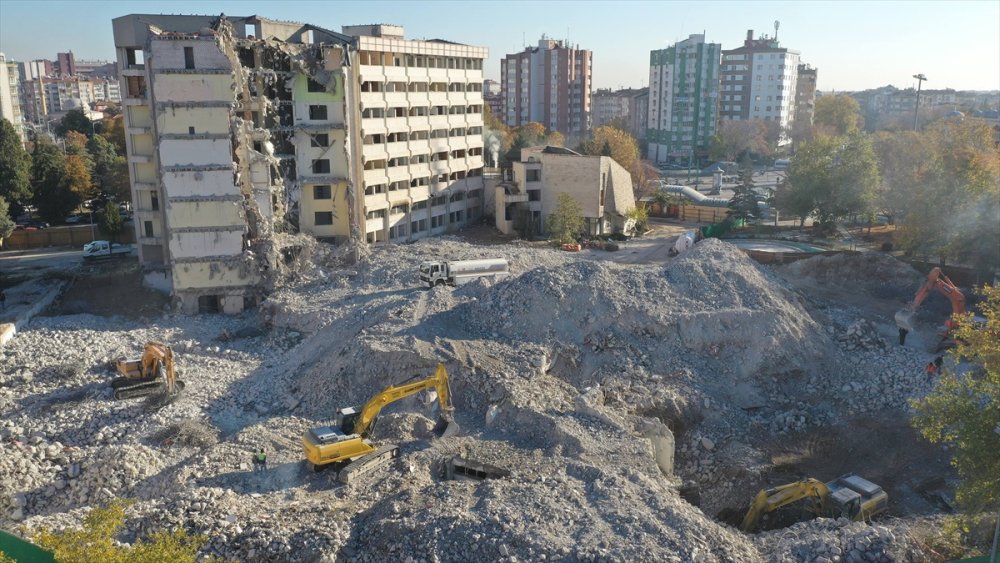 Konya'da Eski Belediye Binasında Yıkım Çalışmaları