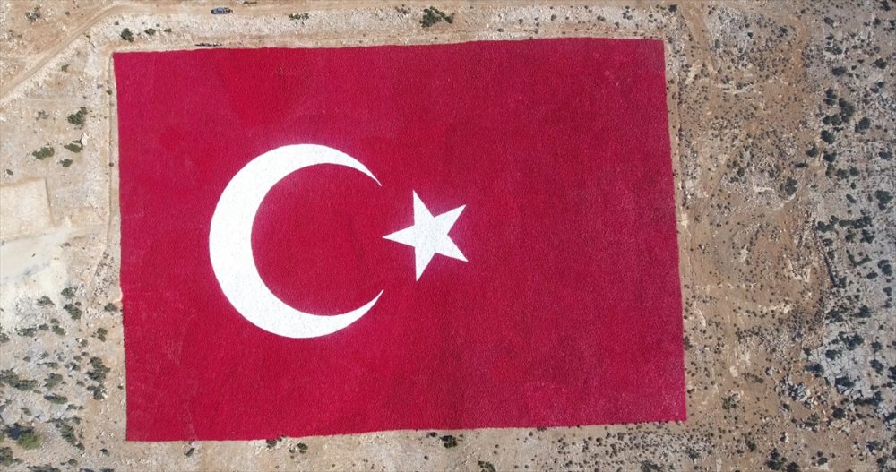 Mersin'de 22 Dönümlük Araziye İşlenen Türk Bayrağı 10 Kişiyle 40 Günde Boyandı