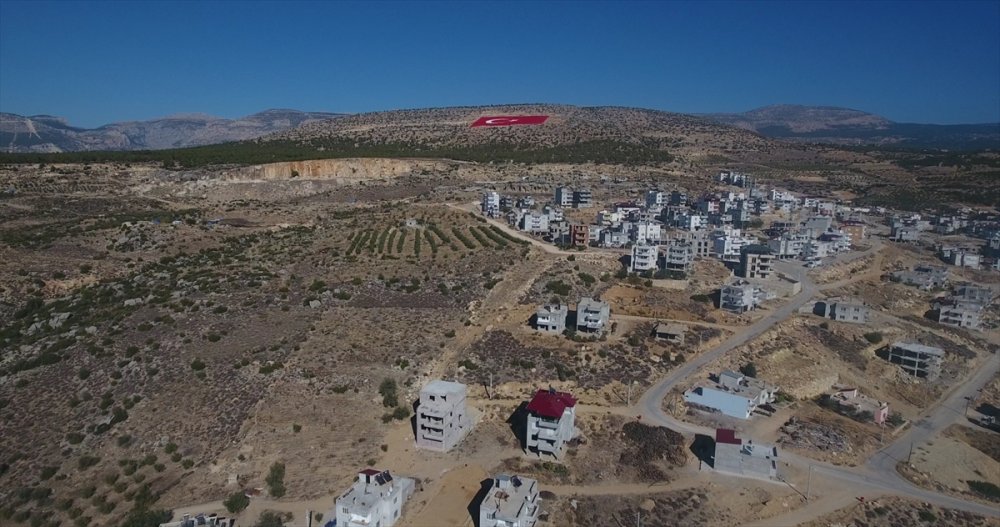 Mersin'de 22 Dönümlük Araziye İşlenen Türk Bayrağı 10 Kişiyle 40 Günde Boyandı