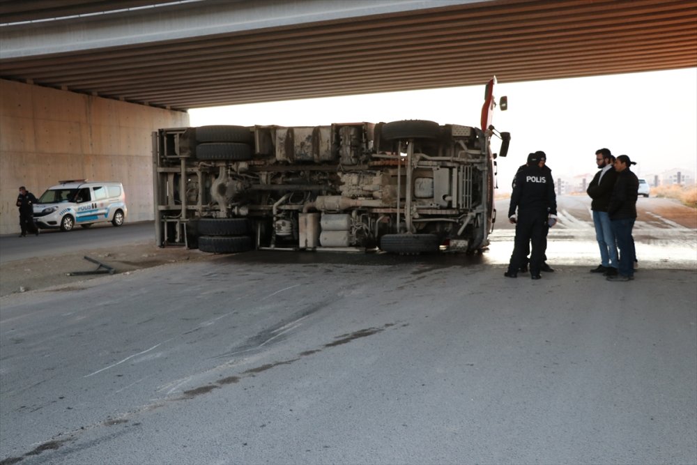 Niğde'de İtfaiye Aracı Devrildi: 2 Yaralı