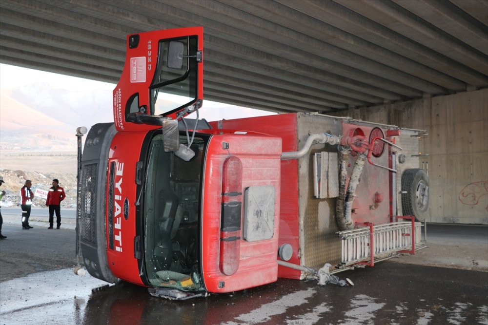 Niğde'de İtfaiye Aracı Devrildi: 2 Yaralı