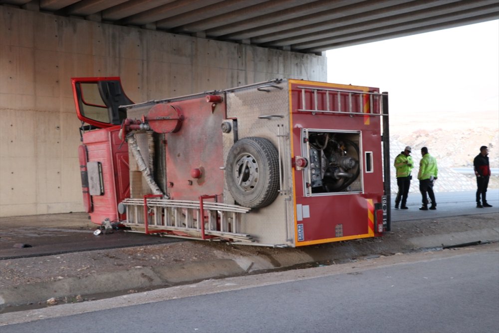 Niğde'de İtfaiye Aracı Devrildi: 2 Yaralı