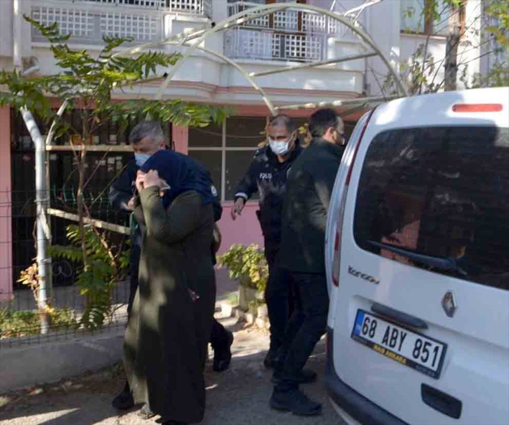 Annesini Mutfağa Kilitleyip Kaçtı