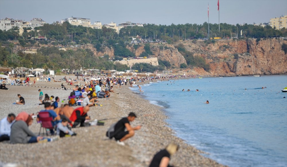 Antalya'da Tatilciler Kasım Ayında Denize Girdi