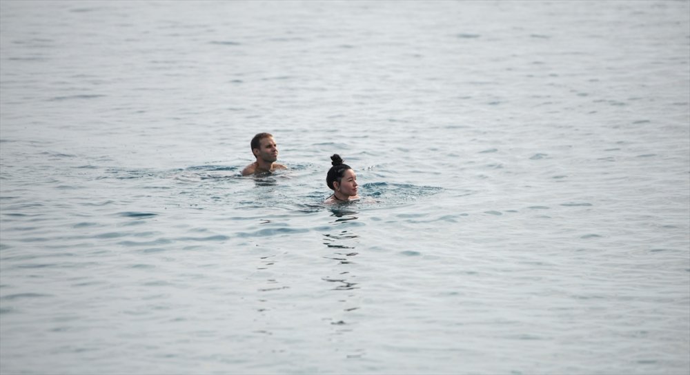 Antalya'da Tatilciler Kasım Ayında Denize Girdi