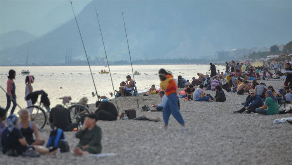 Antalya'da Tatilciler Kasım Ayında Denize Girdi