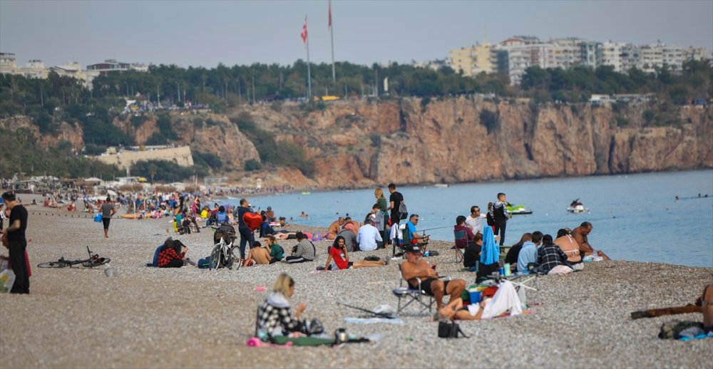 Antalya'da Tatilciler Kasım Ayında Denize Girdi