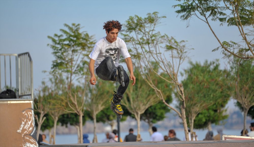 Antalya'da Tatilciler Kasım Ayında Denize Girdi