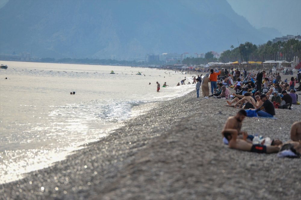 Antalya'da Tatilciler Kasım Ayında Denize Girdi