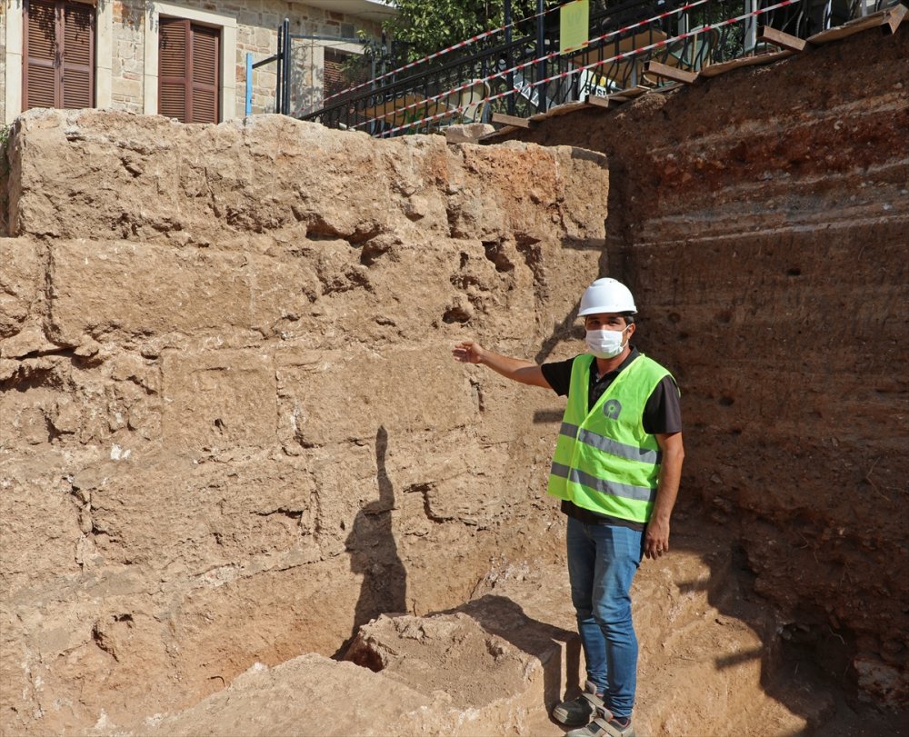 Antalya'nın Simgelerinden Hıdırlık Kulesi'nde Kazı Çalışmaları
