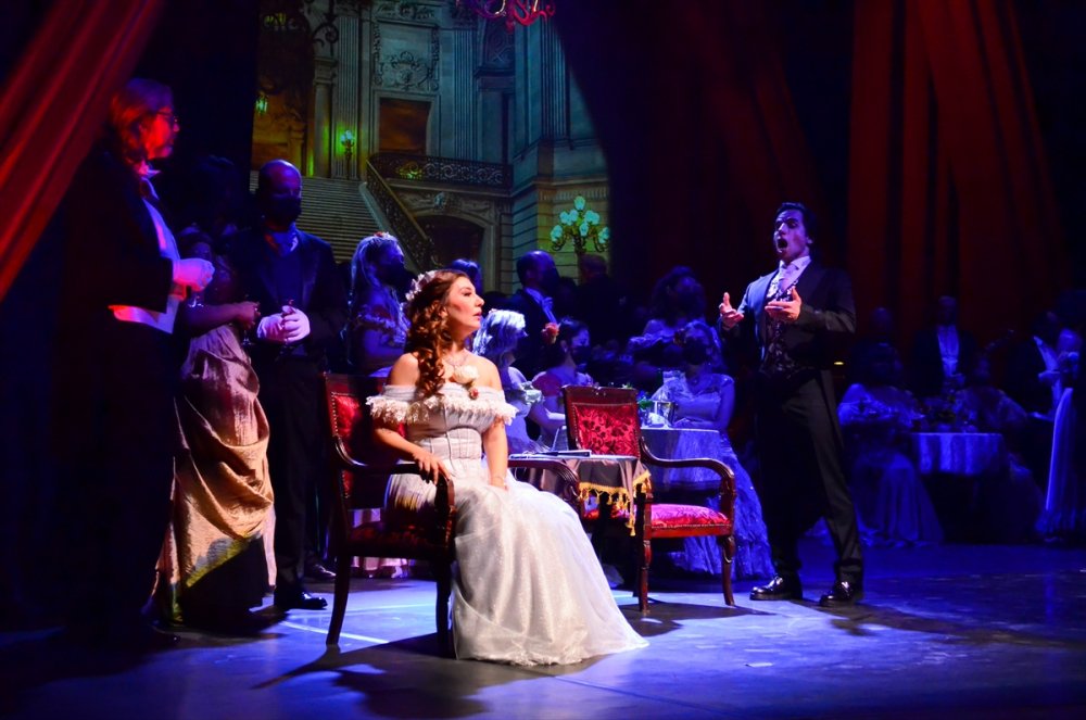 "La Traviata" Operası Sahnelendi