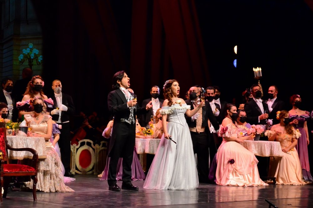 "La Traviata" Operası Sahnelendi