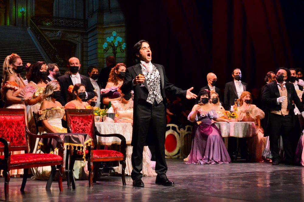 "La Traviata" Operası Sahnelendi