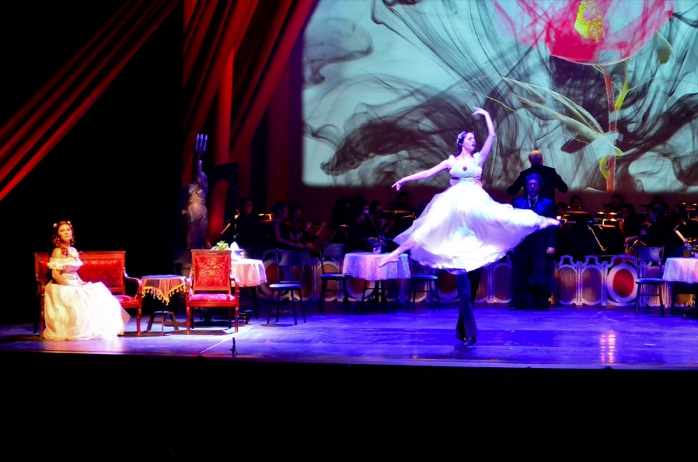 "La Traviata" Operası Sahnelendi