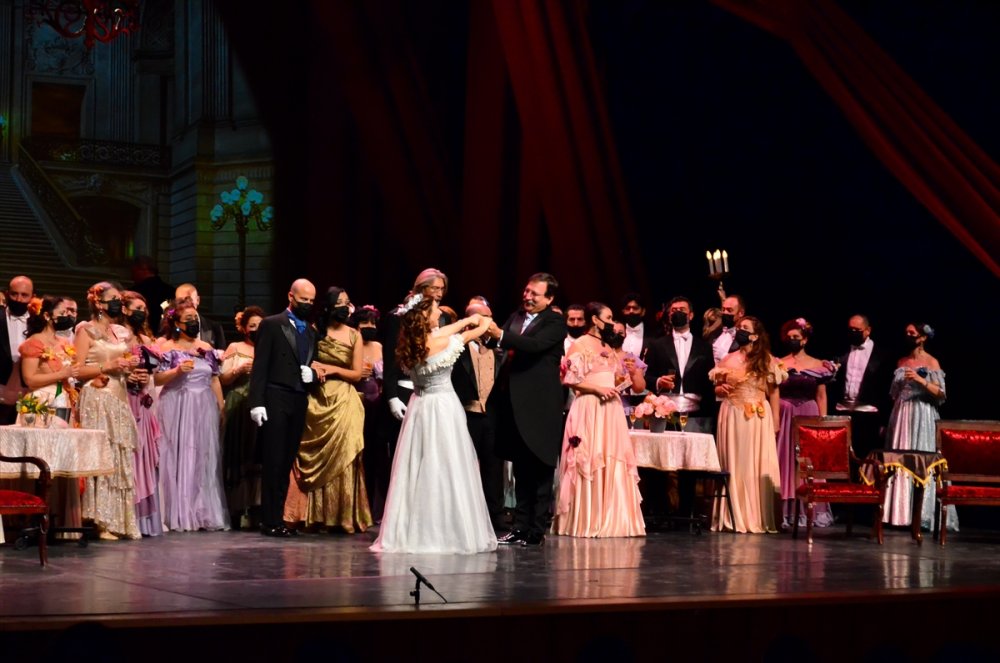 "La Traviata" Operası Sahnelendi