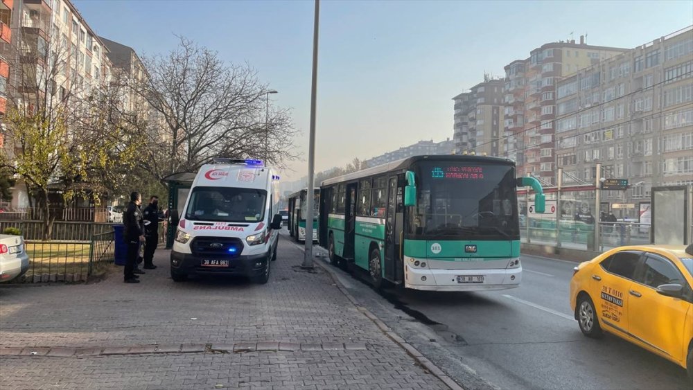 Kayseri'de İki Halk Otobüsünün Karıştığı Kazada 13 Yolcu Yaralandı