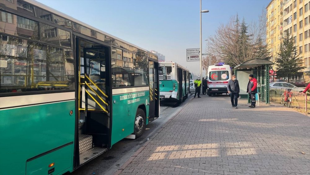 Kayseri'de İki Halk Otobüsünün Karıştığı Kazada 13 Yolcu Yaralandı
