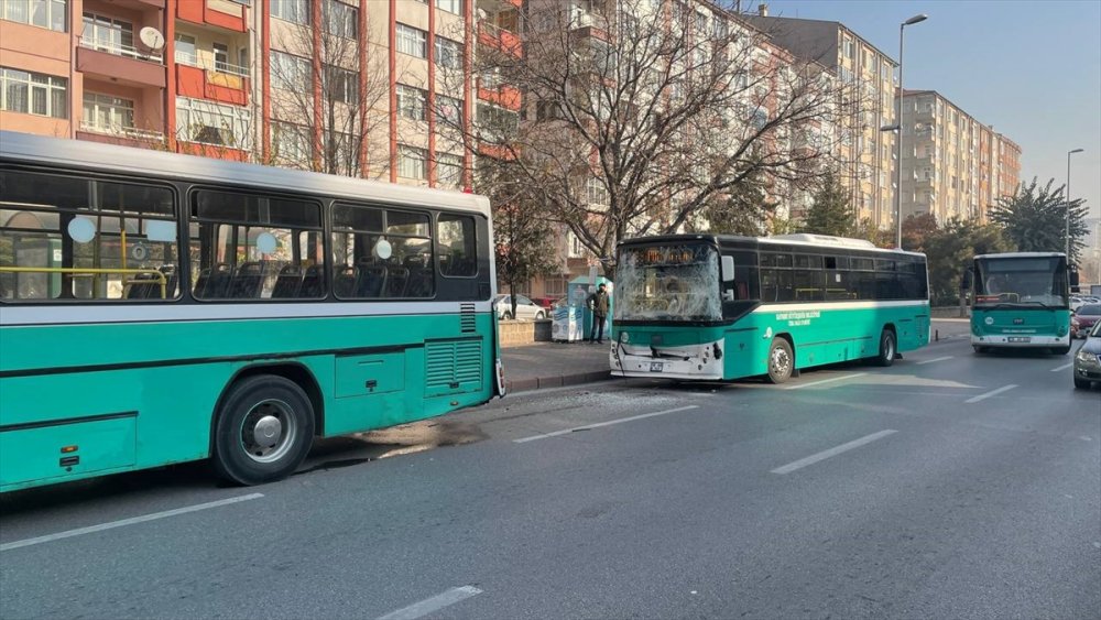 Kayseri'de İki Halk Otobüsünün Karıştığı Kazada 13 Yolcu Yaralandı