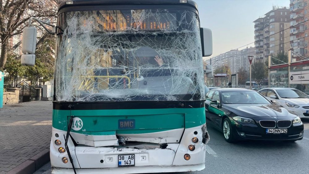 Kayseri'de İki Halk Otobüsünün Karıştığı Kazada 13 Yolcu Yaralandı