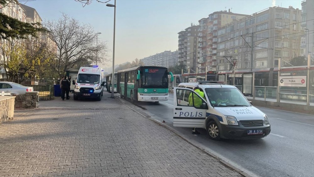 Kayseri'de İki Halk Otobüsünün Karıştığı Kazada 13 Yolcu Yaralandı