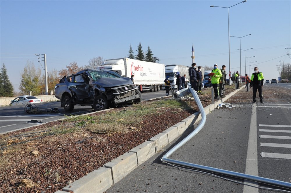 Konya'da Kamyonet İle Otomobilin Çarpışması Sonucu 2 Kişi Öldü