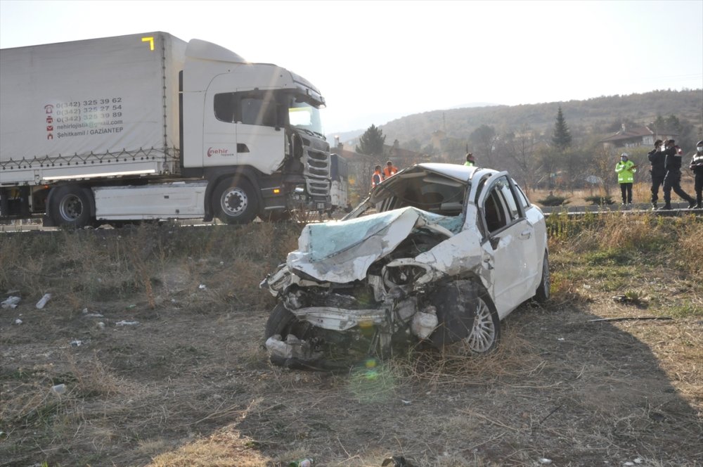 Konya'da Kamyonet İle Otomobilin Çarpışması Sonucu 2 Kişi Öldü