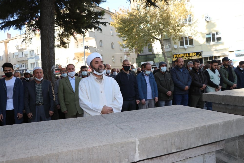 Niğdeliler Sezai Karakoç İçin Saf Tuttu