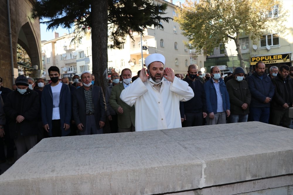 Niğdeliler Sezai Karakoç İçin Saf Tuttu