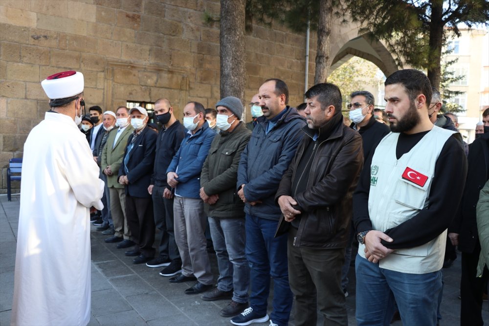 Niğdeliler Sezai Karakoç İçin Saf Tuttu