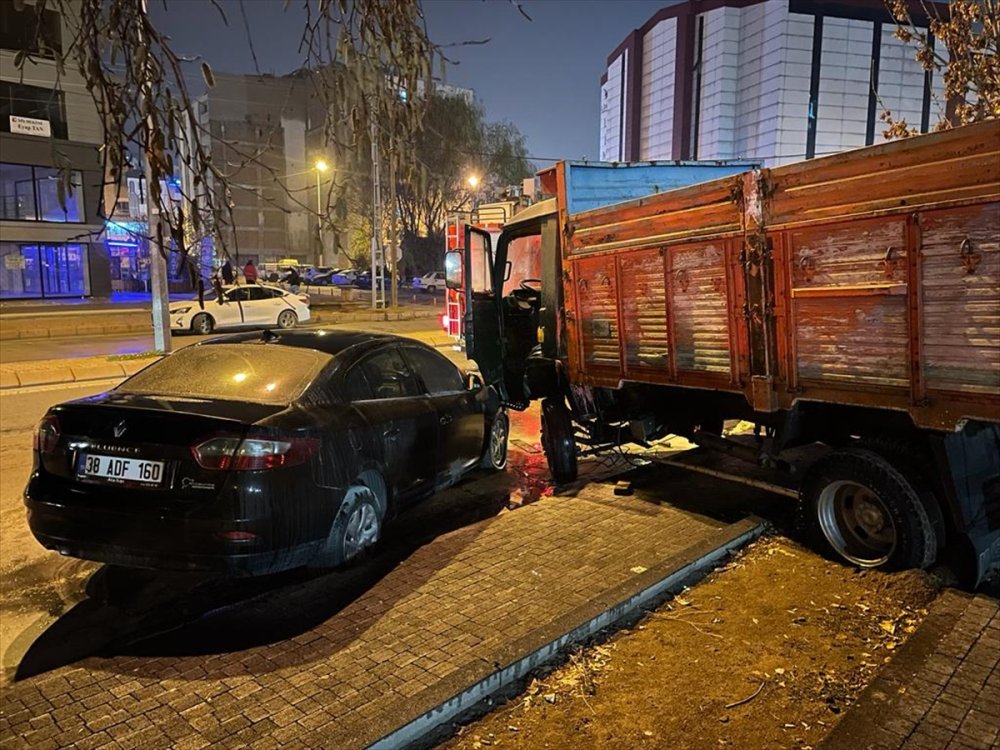 Kayseri'de Park Halindeki Kamyonun Çarptığı Otomobilde Yangın Çıktı