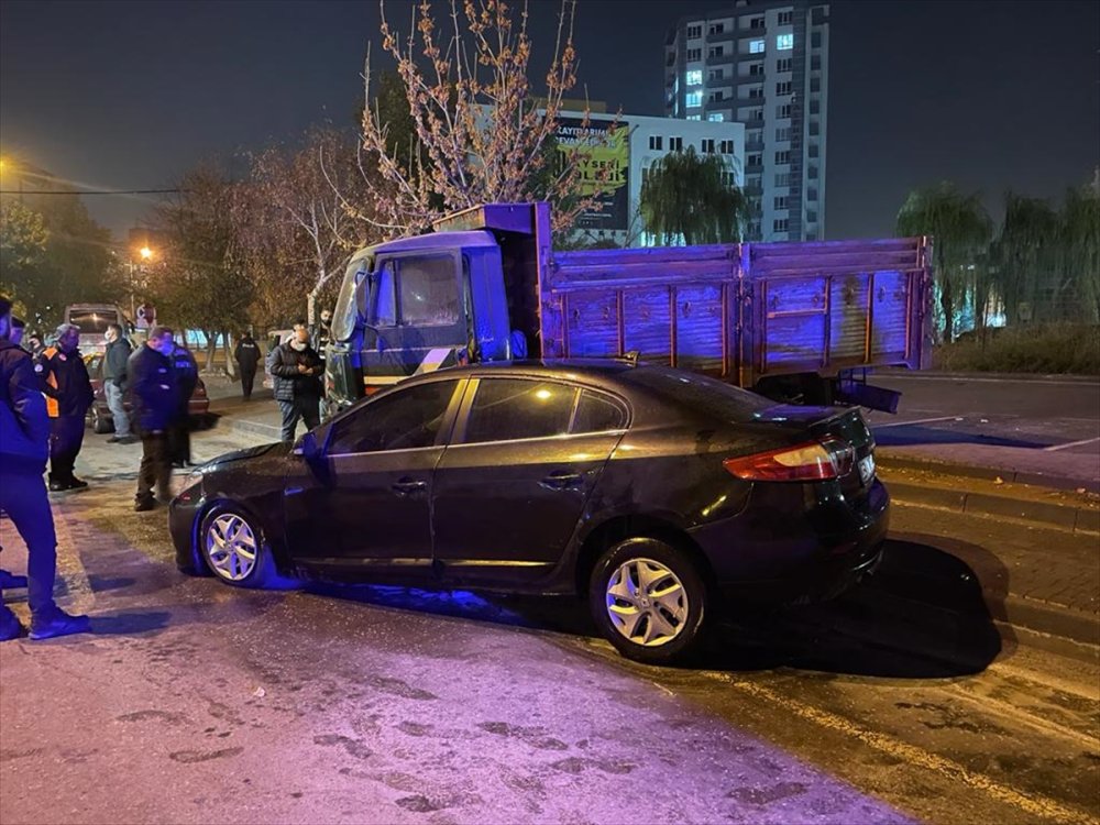Kayseri'de Park Halindeki Kamyonun Çarptığı Otomobilde Yangın Çıktı