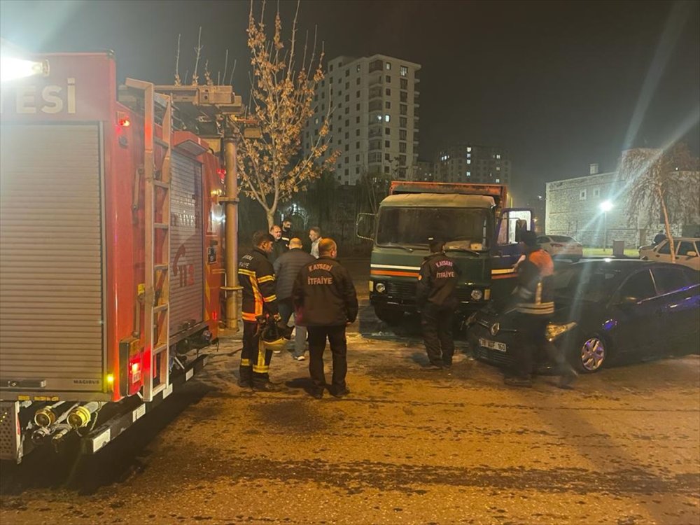 Kayseri'de Park Halindeki Kamyonun Çarptığı Otomobilde Yangın Çıktı