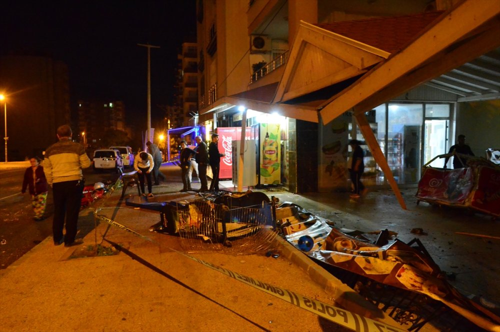 Mersin'de Kontrolden Çıkan Otomobil Markete Çarptı