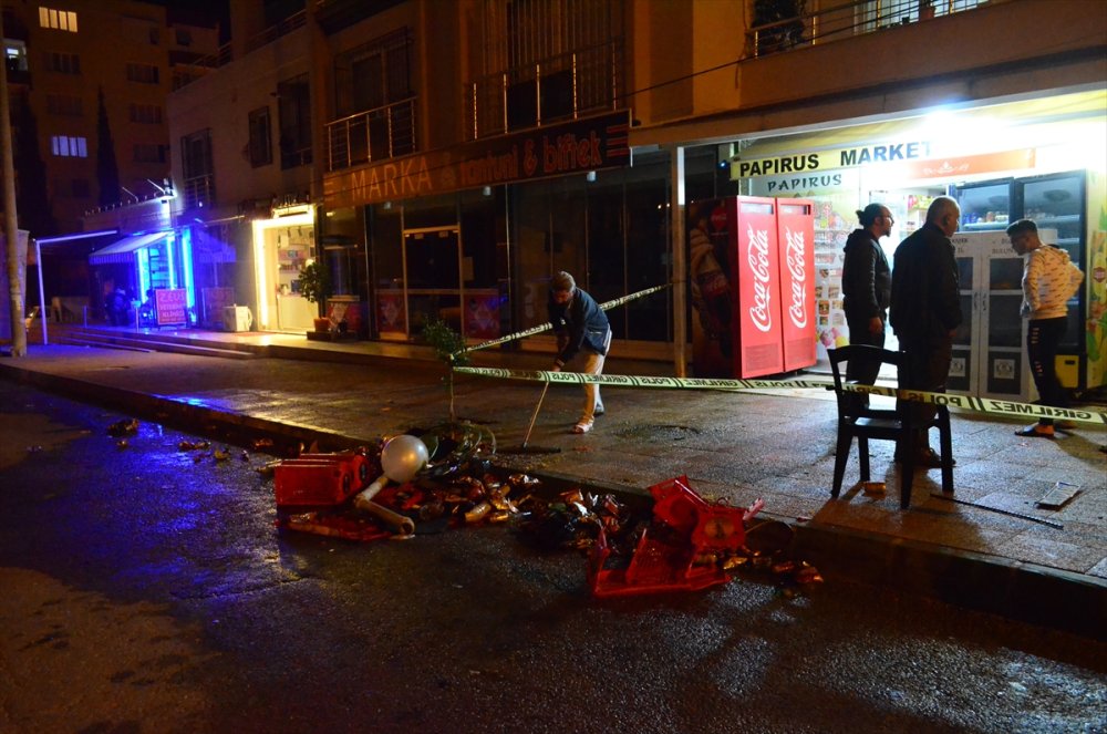 Mersin'de Kontrolden Çıkan Otomobil Markete Çarptı