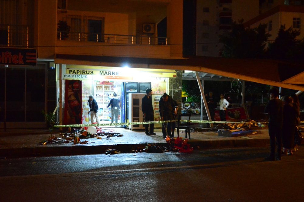 Mersin'de Kontrolden Çıkan Otomobil Markete Çarptı